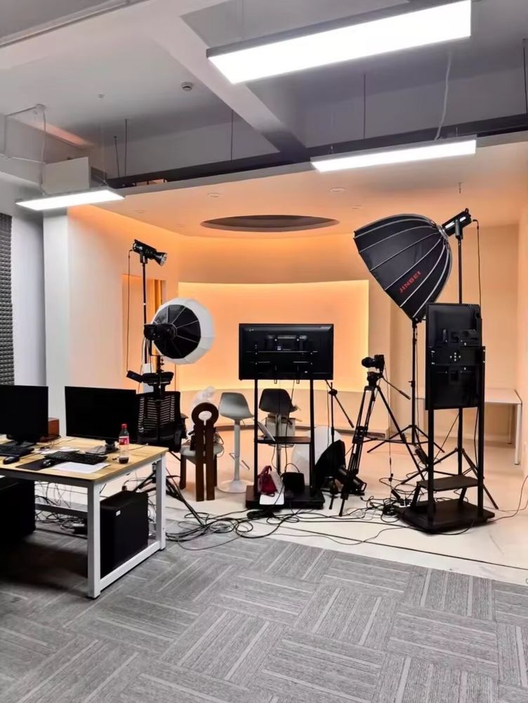 Curved-wall studio